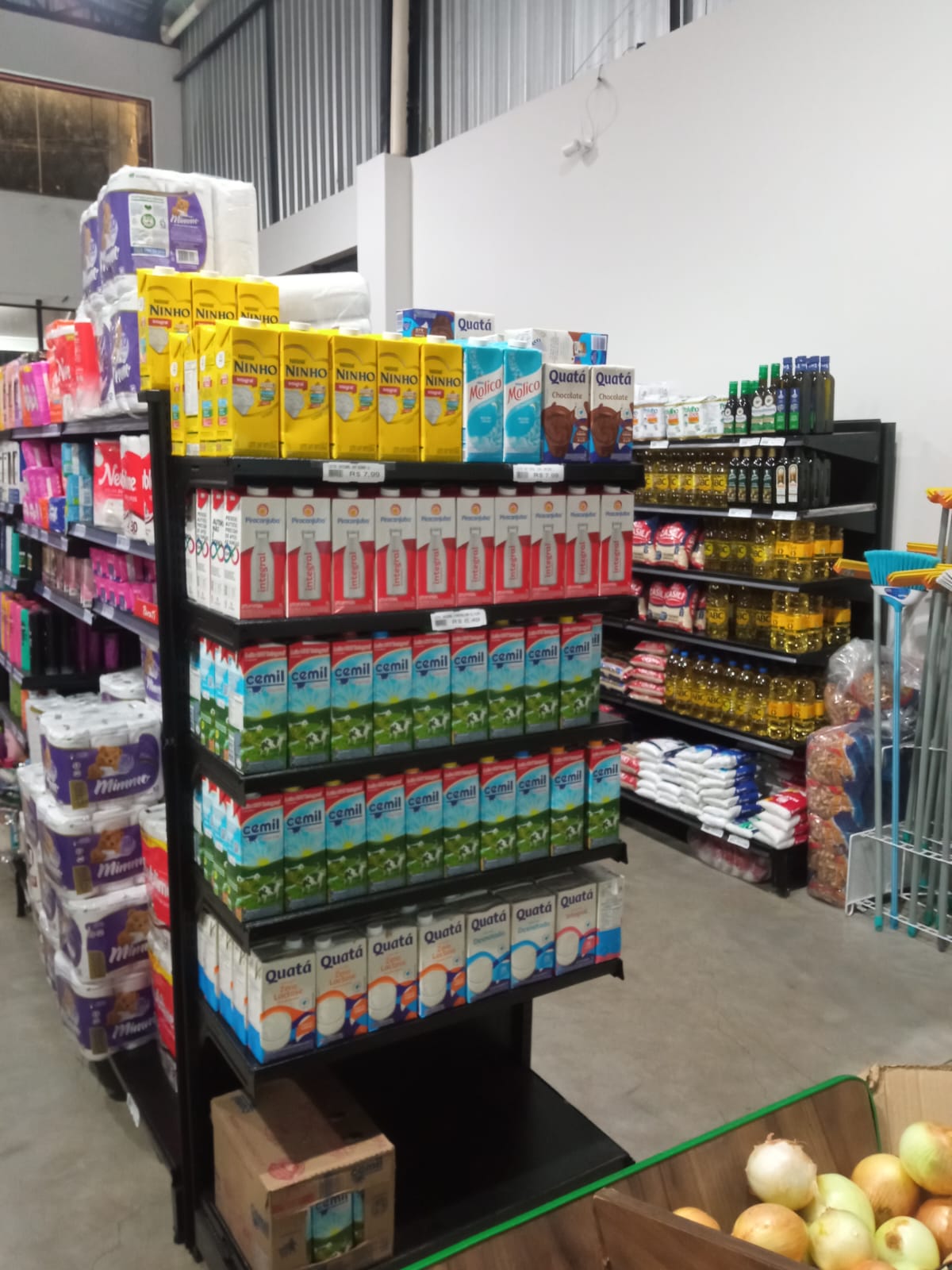 Interior do Mercado Mais Perto com produtos nas gôndolas