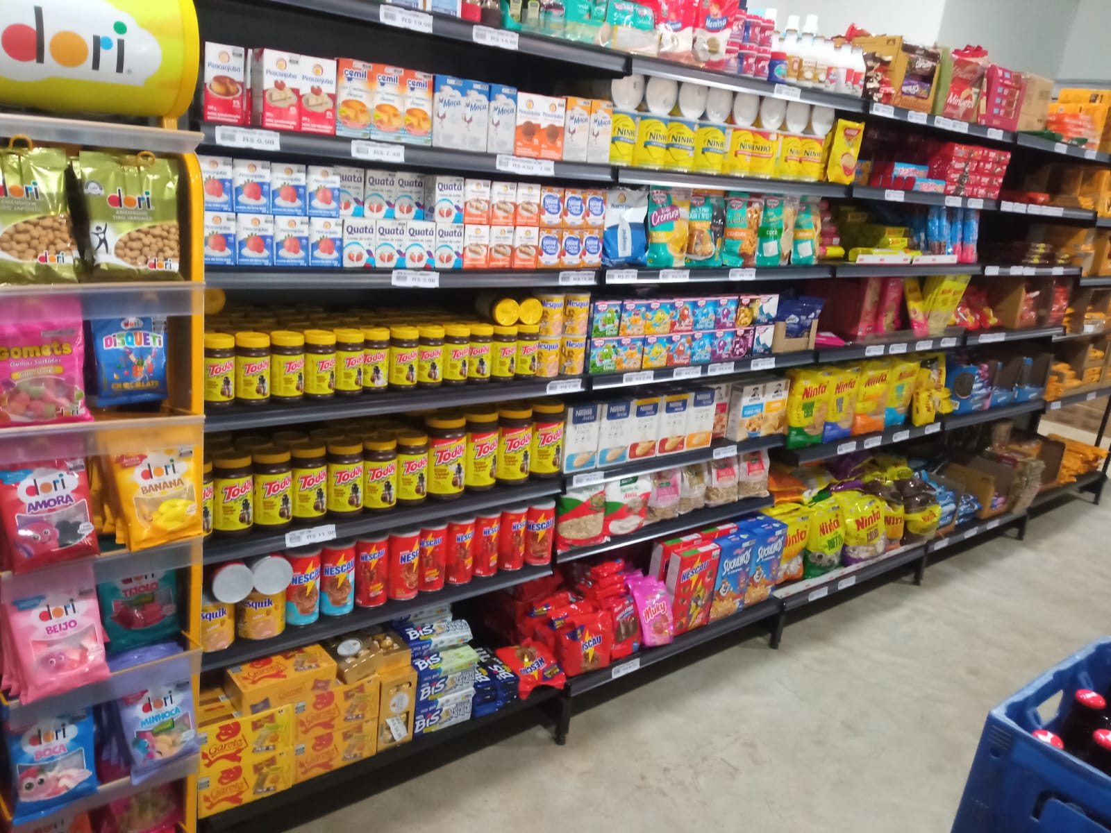 Gôndolas de produtos do Mercado Mais Perto